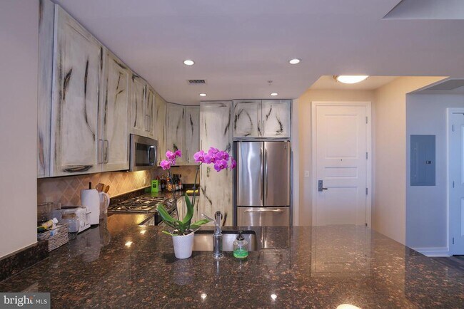 Foto del edificio - 8220 Crestwood Heights Dr