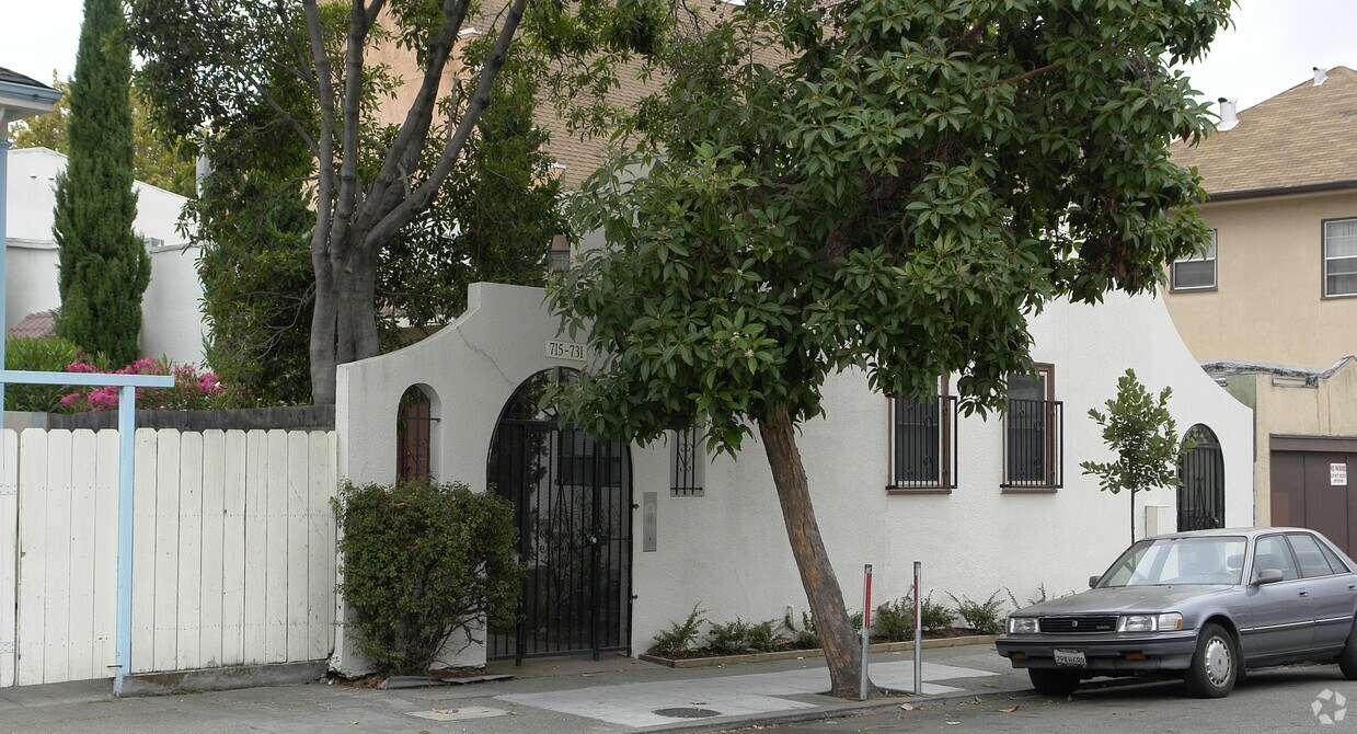 Building Photo - 715-731 E 18th St