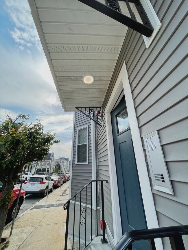 Edificio: Entrada; puerta principal que conduce a buzones y puertas seguras de entrada privada para las unidades uno y - 34 Falcon St