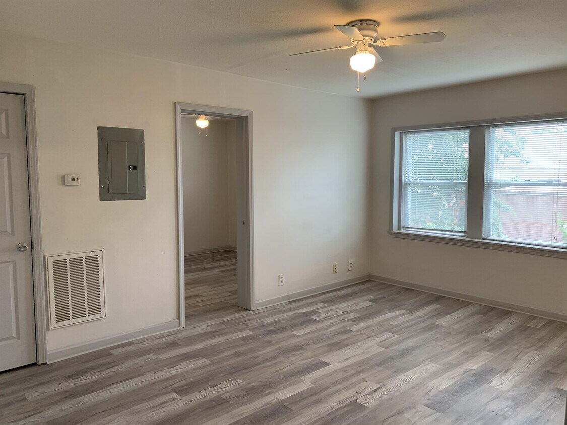3401 Central St Unit 101, Kansas City, MO 64111 Room for Rent in
