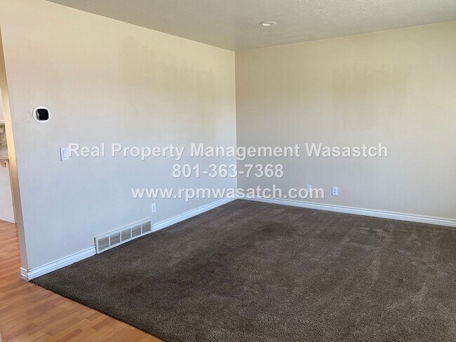 Building Photo - Come See this Charming 4 Bed, 2 Bath home!