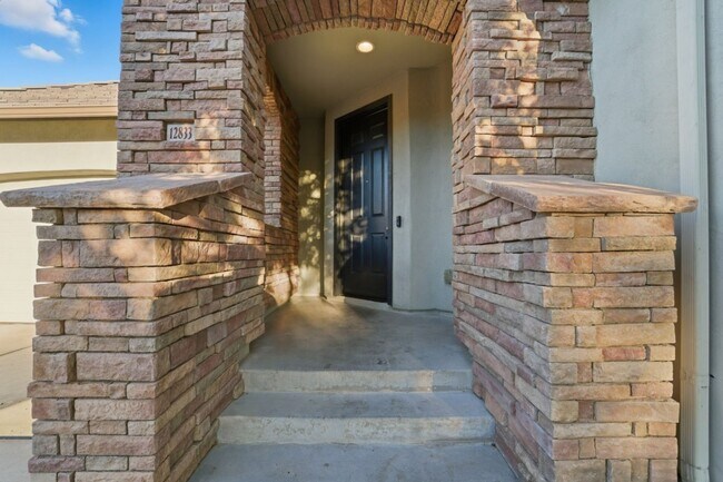 Building Photo - Charming 2-Bedroom + Den Home in the Heart...