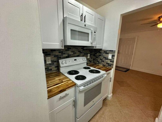 Foto del edificio - 1201 Lake Victoria Dr