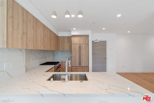 Foto del edificio - 1 br, 1 bath Condo - 399 E Del Mar Blvd # 106