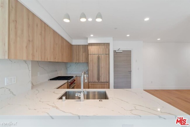 Building Photo - 1 br, 1 bath Condo - 399 E Del Mar Blvd # 106