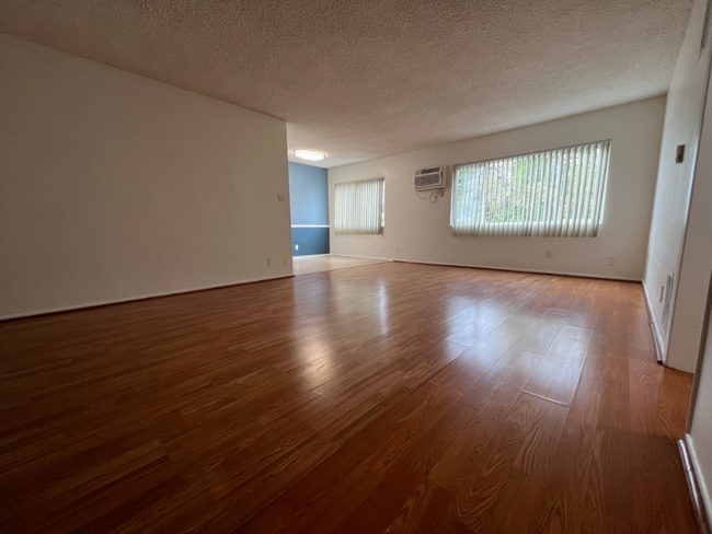 Foto del edificio - 13423 Burbank Blvd