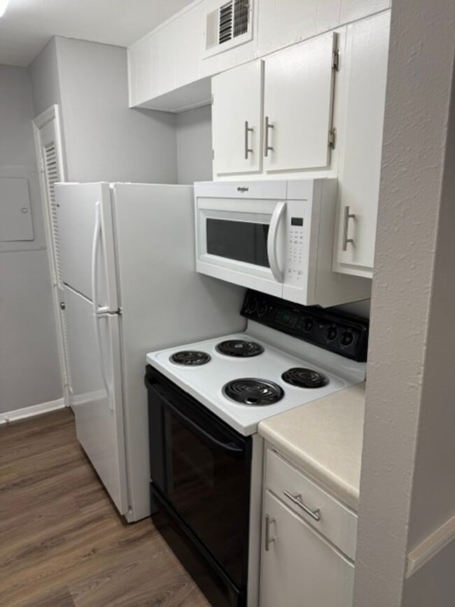 Building Photo - Two Bedroom One and a Half bath
