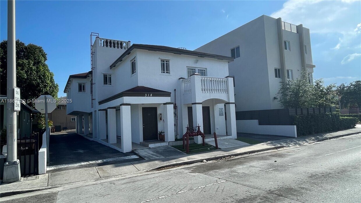 Foto principal - 318 E 6th St