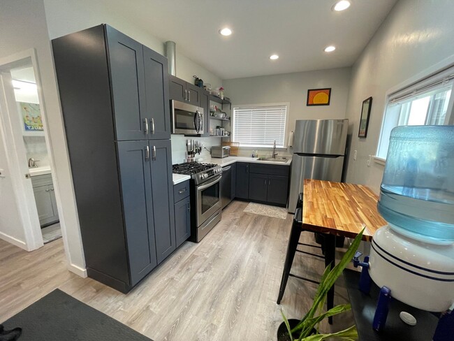 Building Photo - Remodeled Furnished Studio, Conveniently l...