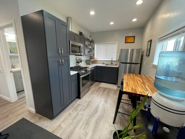 Foto del edificio - Remodeled Furnished Studio, Conveniently l...