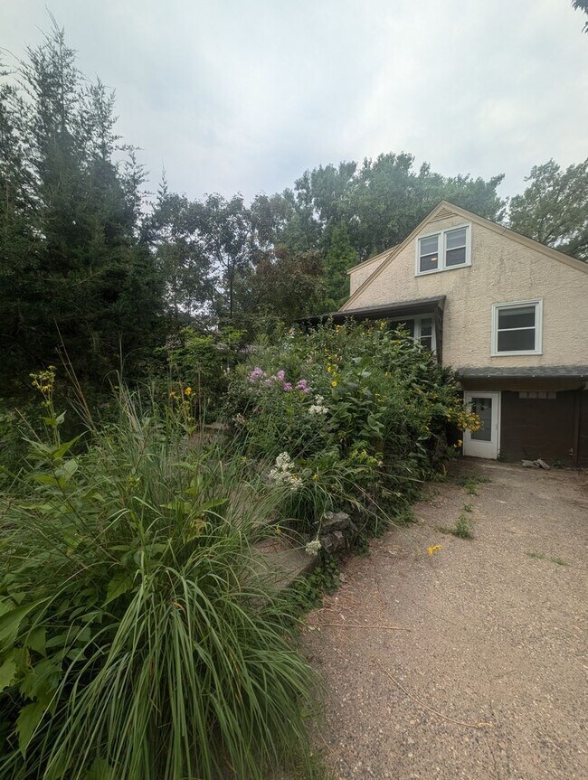 Foto del edificio - Charming Garden Oasis in West St. Paul – Fire Pit, Pond & Prime Location!