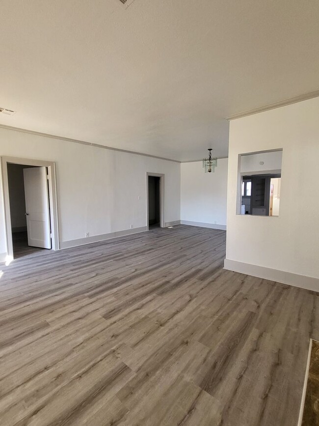 Building Photo - 1326 W Elm Ave