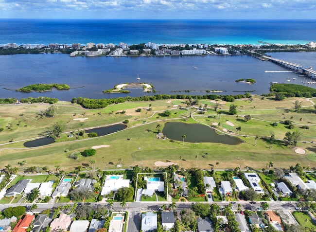 Foto del edificio - 328 N Lakeside Dr