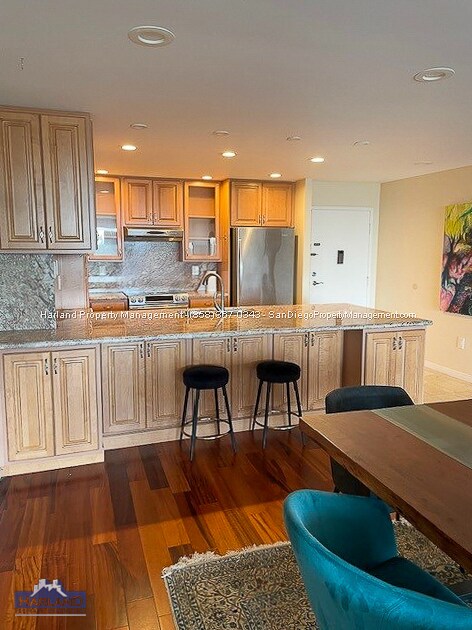 Building Photo - 2500 Torrey Pines Rd