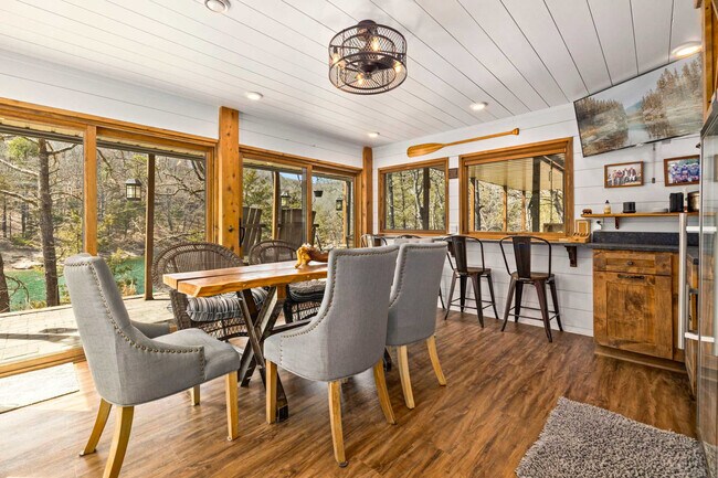 Foto del edificio - 19145 Eagle Point Rd