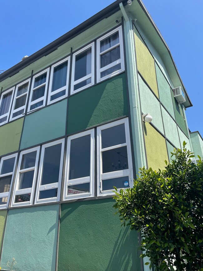 Building Photo - 572 N Virgil Ave