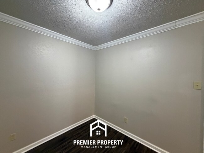 Foto del edificio - Charming 3BR/2BA East Memphis Home | 1,795 Sq Ft, Hardwood Floors & Fireplace