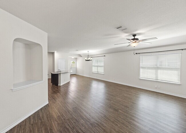 Building Photo - "4-Bedroom Haven in Cibolo with Spacious L...
