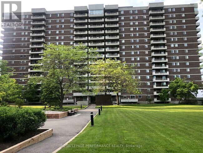 Photo du bâtiment - 1705 Playfair Dr
