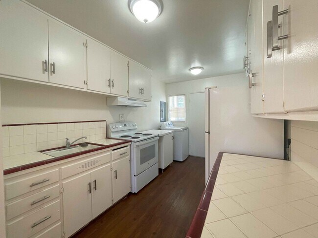 Building Photo - Tri-Plex, 1 bedroom, 1 bath plus a large o...