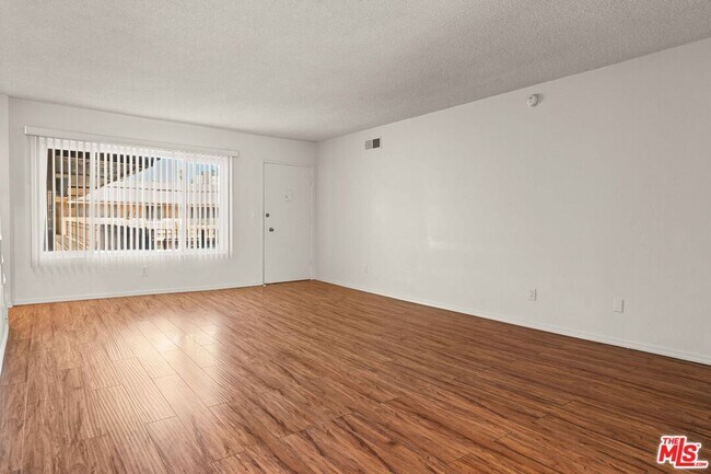 Foto del edificio - 15540 Moorpark St