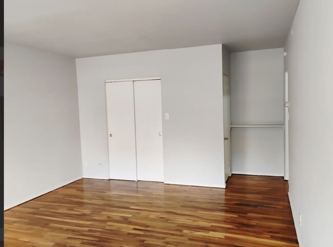 Building Photo - Studio apartment available