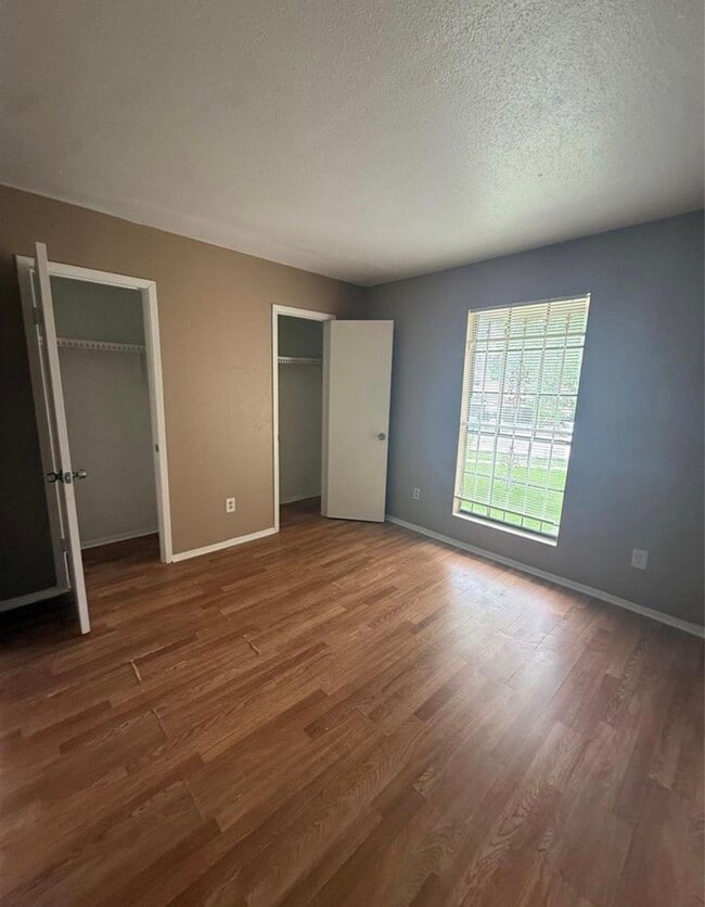 Foto del edificio - 8323 Wilcrest Dr