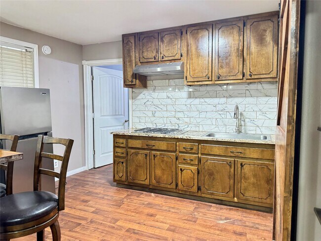 Foto del edificio - 403 Clear Lake Rd