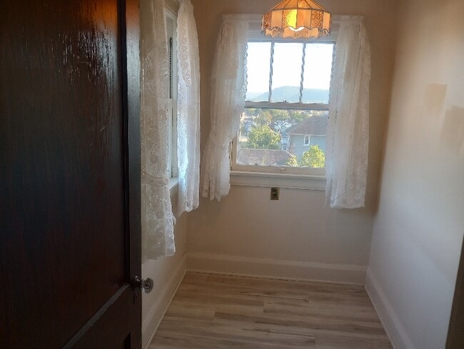 Building Photo - 702 Elm St