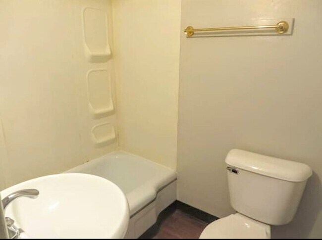 Updated full bath - 901 S 10th Ave