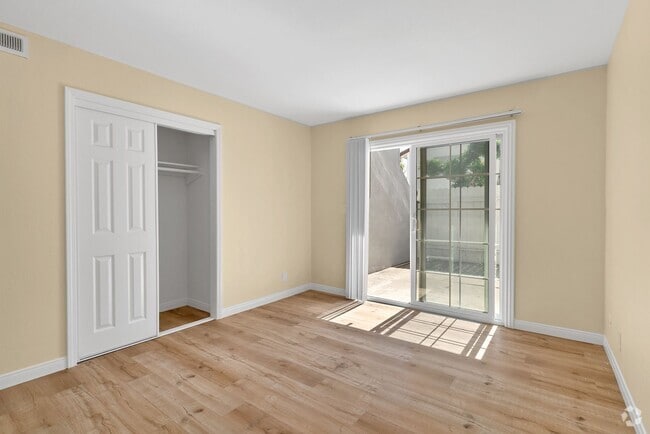 Building Photo - 1022 El Camino Dr