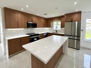 Building Photo - 1590 SW 139th Ave