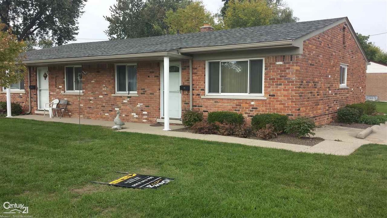 Foto principal - 17431 E 14 Mile Rd