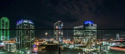 Building Photo - 2408 Victory Park Ln