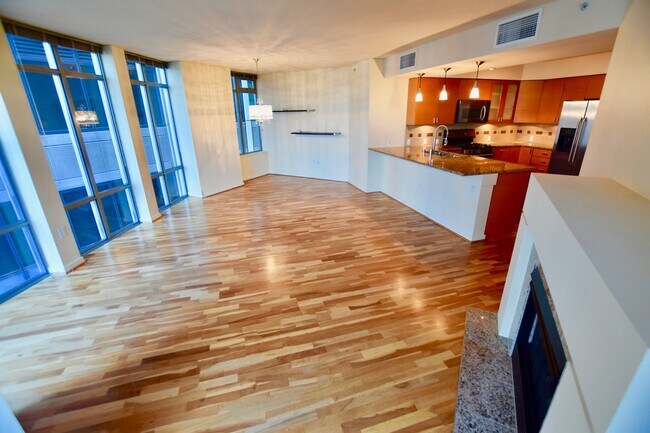 Foto del edificio - Beautiful Downtown 2 Bedroom Condo - Spaci...