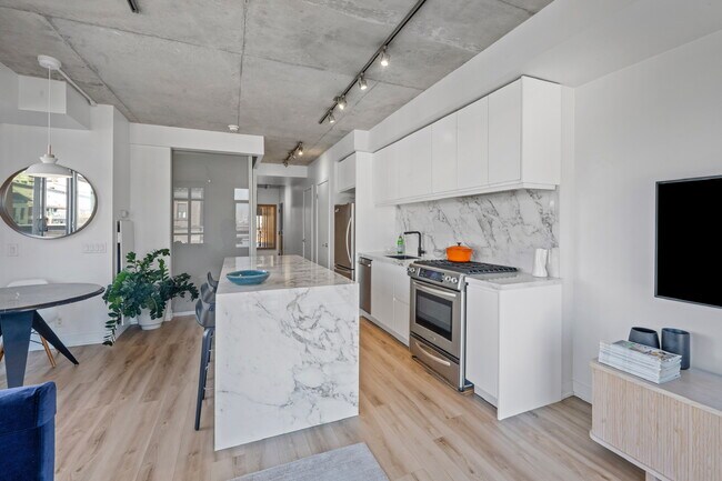 Building Photo - 2 Gladstone Ave