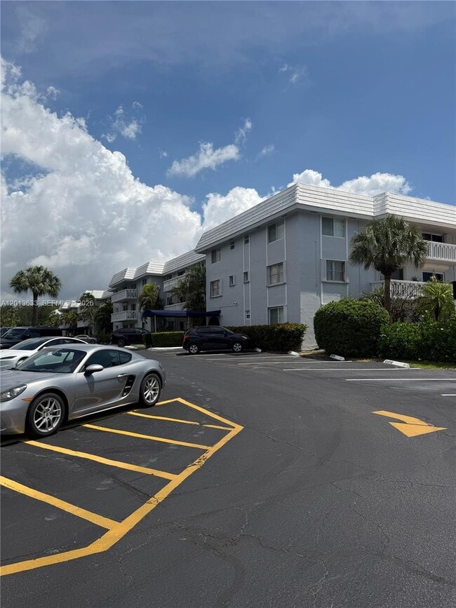 Building Photo - 100 Edgewater Dr
