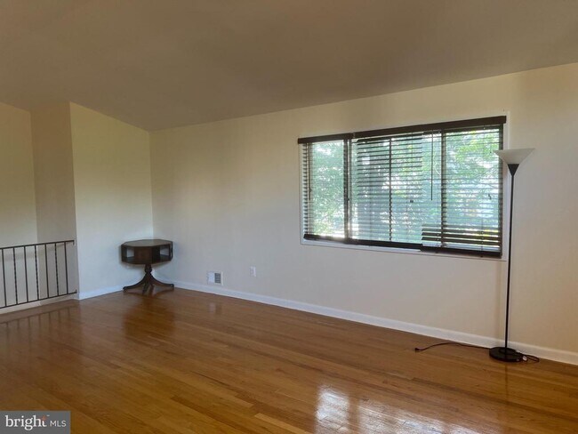 Foto del edificio - 6812 Rosemont Dr