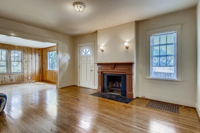 Foto del edificio - Charming Brick Cottage near Vanderbilt