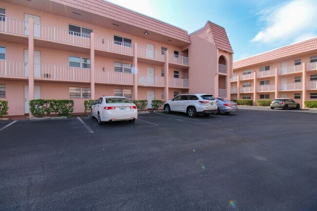 Foto del edificio - ** 2/2 AT TURTLE LAKE GOLF COLONY NAPLES *...