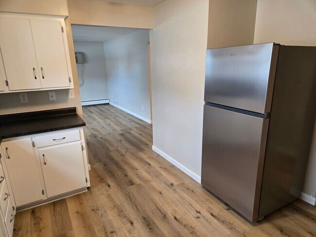 Building Photo - 202 Lincoln St