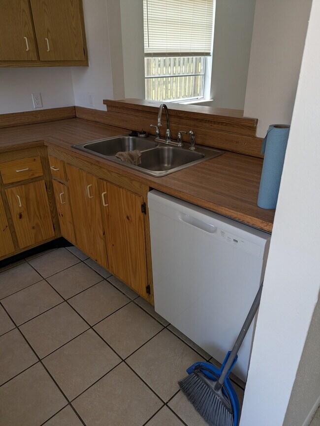 Foto del edificio - 2180 Knox Mcrae Dr