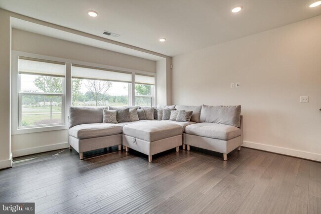 Foto del edificio - 44870 Tiverton Sq