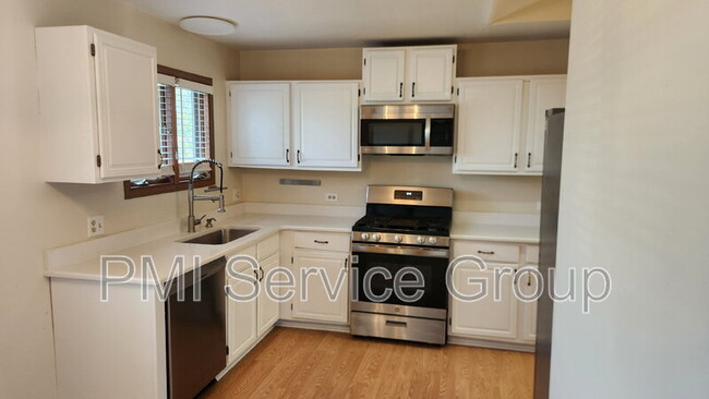 Foto del edificio - 985 West Ct