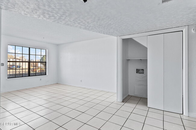 Building Photo - 3021 E Glen Dr