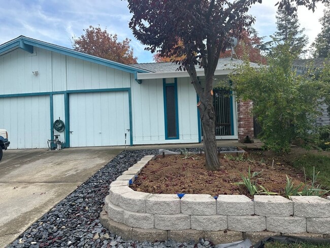 Building Photo - Spacious 2 Bedroom Duplex