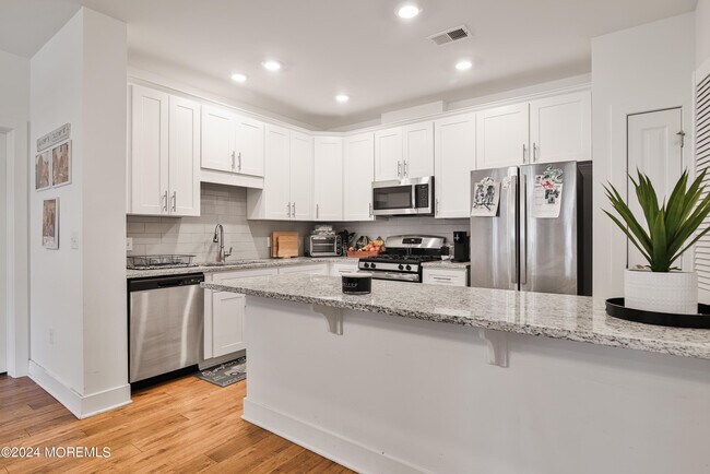 Building Photo - 735 Stiller Ln