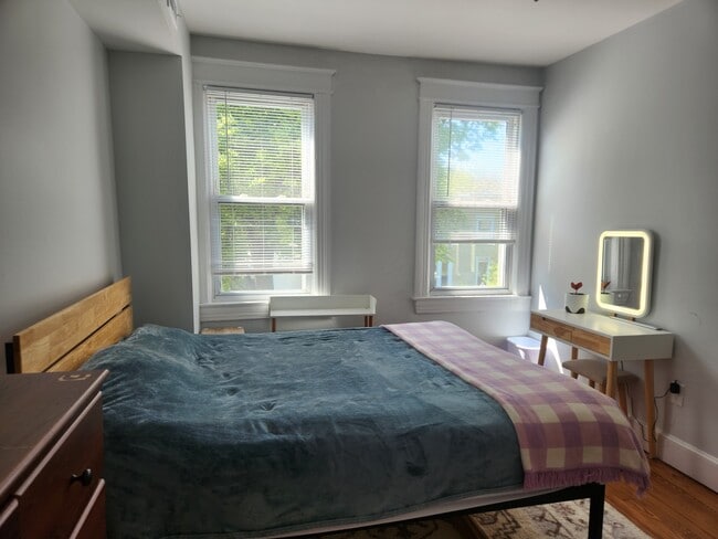 Building Photo - 1400 D St SE