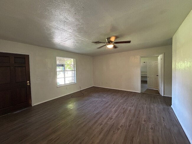 Foto del edificio - 712 Lakeview Dr