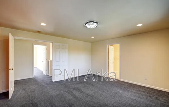 Building Photo - 10260 NE 30th Pl